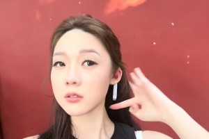 中超女主持这小脸蛋看着吹弹可破~年轻真是好呀