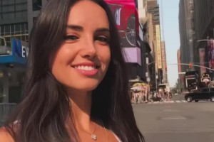 DAZN女主持清凉装现身美国街头，怎么蹦蹦跶跶的