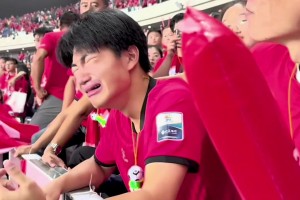 这是真激动！淮安闯进“苏超”八强，15岁球迷哭成泪人