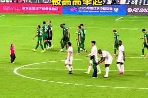 身在曹营心在汉！小姐姐人虽然在演唱会但心还是在苏超这边的