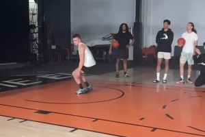 哥们人形火箭啊！轻轻一跳俯瞰篮筐了