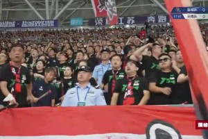 不愧苏超第一魔鬼主场！镜头给到盐城球迷看台：小姑娘担当鼓手