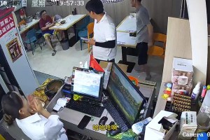 苏超“副作用”！饭店内就餐顾客看进球一声吼，吓坏点餐老哥
