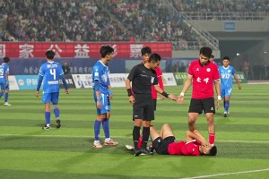 蒙超球员在马宁面前“演戏”，结局可想而知。。。