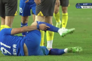 啊这！前中超球员冯伯元苏超赛场争抢时击打对手面部染黄！