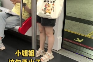 常州霸气。。。网友实拍：地铁里苏超球迷小姐姐这包火了