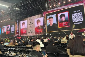 功臣！南通市委书记苏超半决赛赛后给南通队两位门将送上鲜花❤